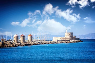 Güzel deniz manzarası. Rodos eski şehrine limanda olduğunu