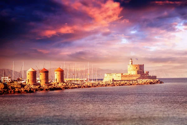 Hermoso paisaje marino. Puesta de sol en el puerto en el casco antiguo de Rodas — Foto de Stock