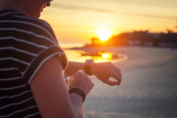 Смарт-годинник жінка за допомогою кнопки дотику смарт-годинника і сенсорного екрана — стокове фото