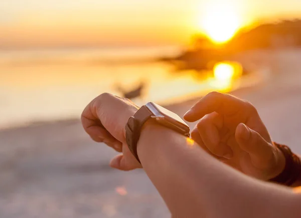 Inteligentny zegarek kobieta za pomocą zegarka smartwatch, dotykając przycisku i touchscre — Zdjęcie stockowe
