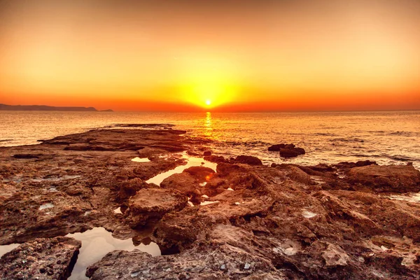 オレンジ色の暖かい色の夕暮れ時のビーチの風景 — ストック写真