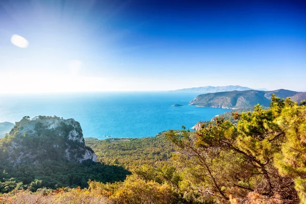 Starożytny zamek Monolithos na klifie na wyspie Rodos, Grecja - być — Zdjęcie stockowe