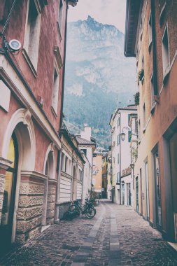 Arka plan Dağları'nın dar sokakta. Bir Riva del Garda, bu