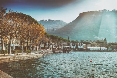 Güzel manzara, Garda Gölü, İtalya küçük şehir. Popüler tr