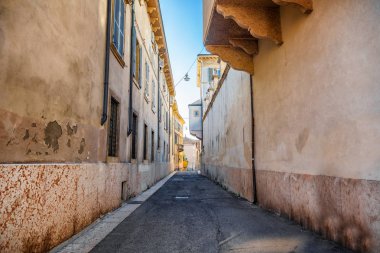 Verona. İtalyan mimarisi. Eski şehrin dar sokaklarında
