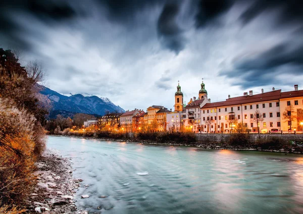 Innsbruck, belle vue nocturne sur la ville avec une longue exposition — Photo