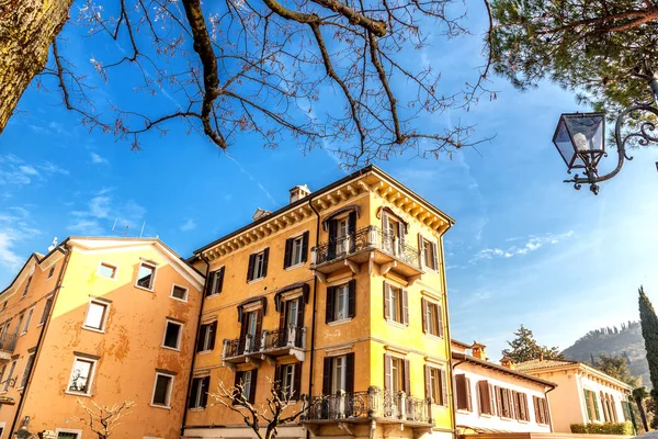蓝蓝的天空背景上的传统意大利住宅立面 — 图库照片