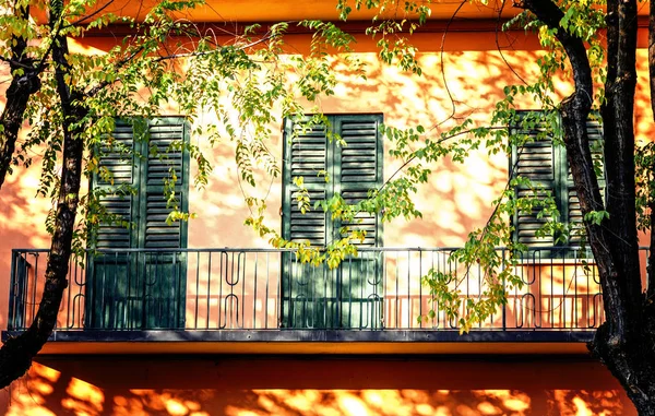 夕阳的光线和色彩的传统意大利房立面 — 图库照片