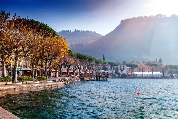 Beau paysage, petite ville sur le lac de Garde, Italie. Populaire tr — Photo
