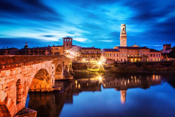 Hermoso paisaje urbano. Puesta de sol en Verona, Italia . — Foto de Stock