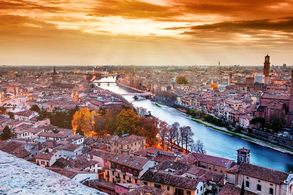 Bela paisagem urbana. Pôr do sol em Verona, Italia . — Fotografia de Stock