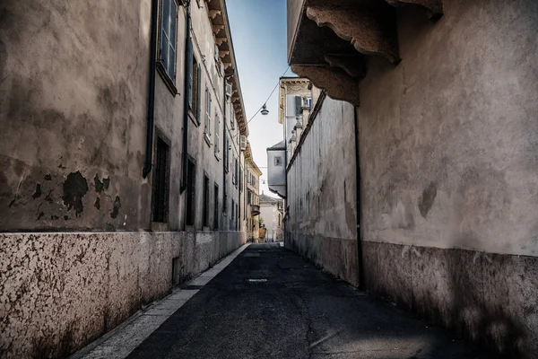 Verona. Arquitectura italiana. Las estrechas calles del casco antiguo — Foto de Stock