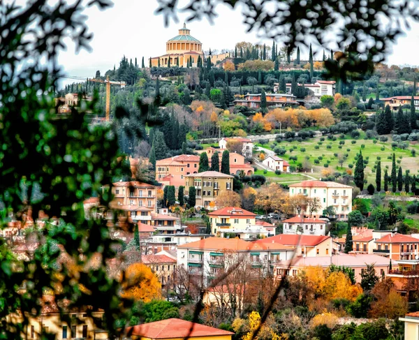 Bela paisagem urbana. Pôr do sol em Verona, Italia . — Fotografia de Stock