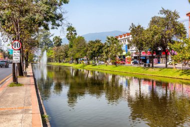 Editoryal Foto, Chiang Mai, Tayland. Kanal, boyunca sokak bir