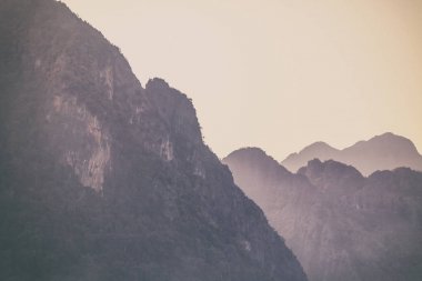 Güzel manzara. Gün batımına karşı dağlar silüeti 