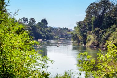 Yaz sezonu manzara - gökyüzü ve orman yeşil. Sıcak kuru sakin 