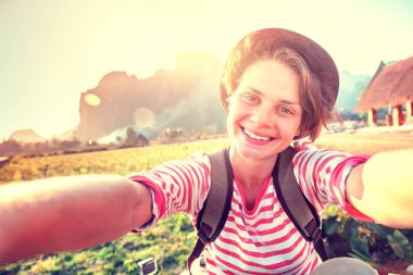 Genç kız yaz selfie telefon ile elinden al. Seyahat 