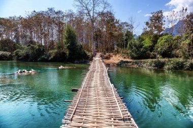 Dağ nehir eski ahşap köprüden. Laos, Vang Vieng