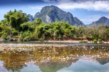 Su, güzel bir yansıması ile dağlarda Nehri