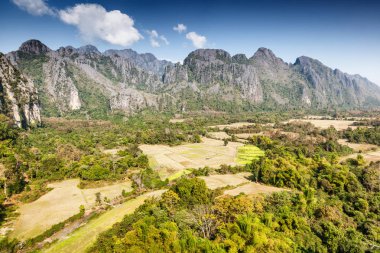 Güzel dağ manzarası. Yukarıdan görüntüleyin. Yeşil alanlar, bezelye