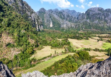 Güzel dağ manzarası. Yukarıdan görüntüleyin. Yeşil alanlar, bezelye