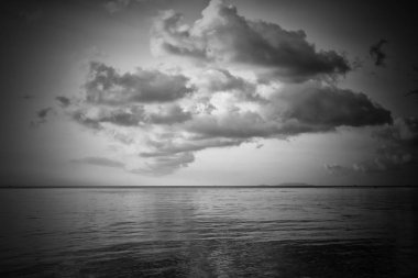 Siyah ve beyaz deniz günbatımı. Güzel manzara