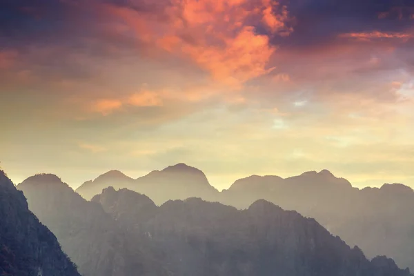 Schöne Landschaft. Silhouette der Berge gegen den Sonnenuntergang — Stockfoto