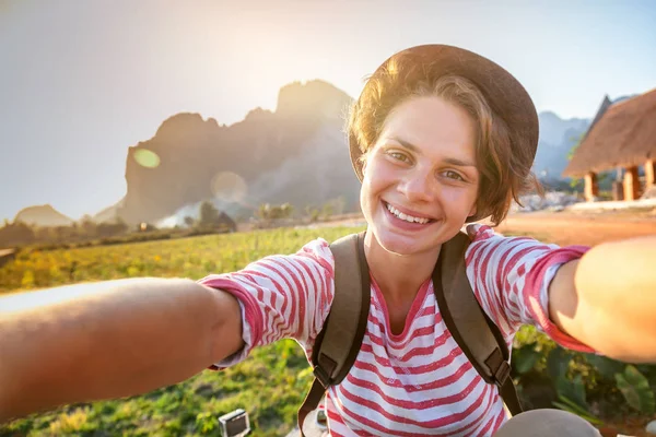若い女の子は、夏に電話で手から selfie を取る。旅行 — ストック写真