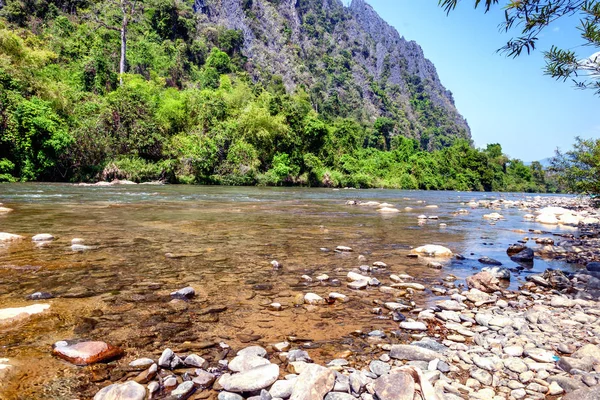 山区河流的岸边。老挝万荣 — 图库照片