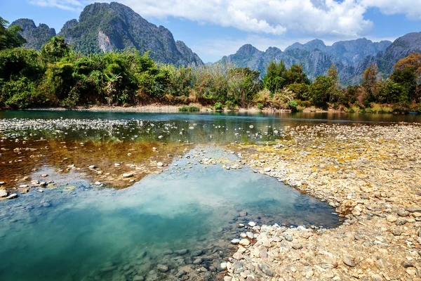 倒影在水中，一个美丽的山区河流 — 图库照片