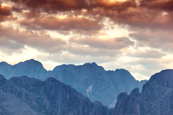 Bela paisagem montanhosa. Pôr do sol, nuvens cor-de-rosa, colinas. Stunni... — Fotografia de Stock