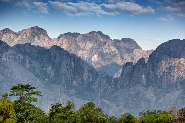 美丽的山景观。晚霞，小山。令人惊叹的 na — 图库照片