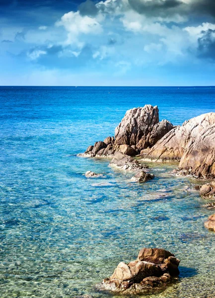 Hermosa playa de piedra. Paisaje tropical — Foto de Stock