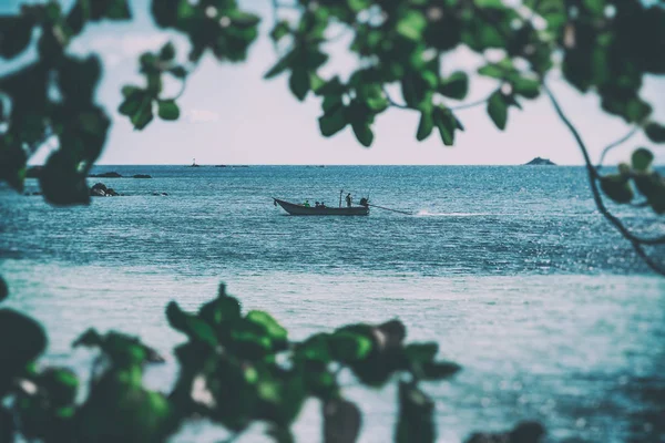 上船在海里的人。美丽的海景 — 图库照片