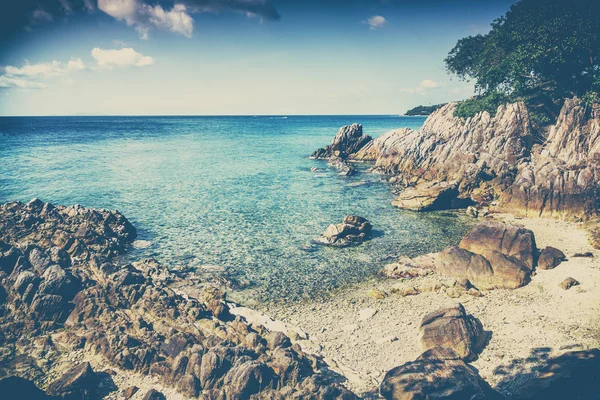 Hermosa playa de piedra. Paisaje tropical. Imagen con retro — Foto de Stock