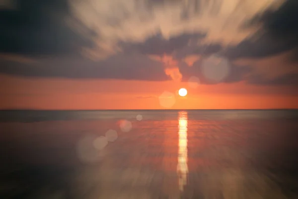 Brilhante lindo pôr do sol do mar. Abstrato desfocado fundo com su — Fotografia de Stock