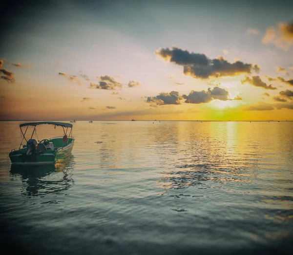 Βάρκα στη θάλασσα κατά ένα όμορφο φωτεινό κόκκινο ηλιοβασίλεμα. Ταξίδι μιας — Φωτογραφία Αρχείου