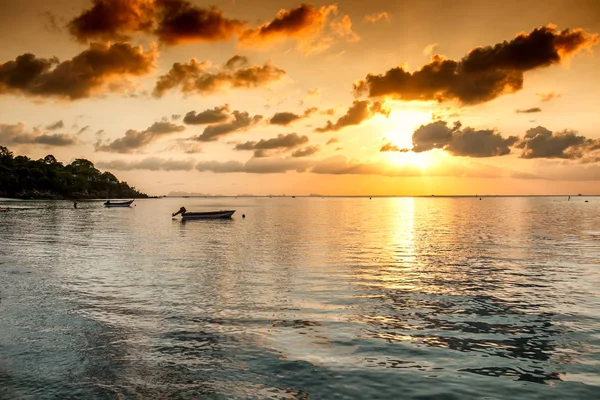 Boat in the sea against a beautiful bright red sunset. Travel an — Stock Photo, Image