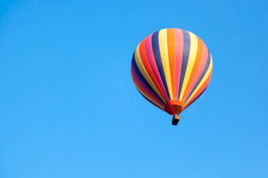 Mavi gökyüzü güzel parlak çizgili balon. Dr seyahat