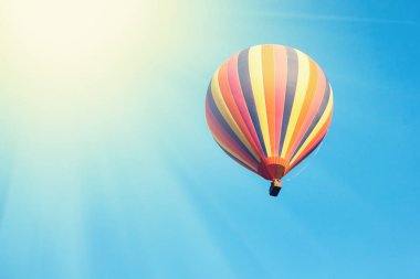 Mavi gökyüzü güzel parlak çizgili balon. Dr seyahat