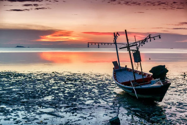 Güzel deniz manzarası. Balık sürüsü üzerinde üzerinde eski ahşap balıkçı teknesi — Stok fotoğraf