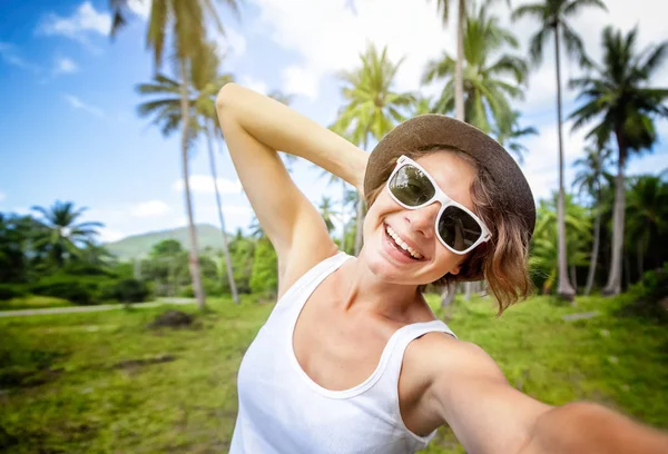 熱帯 rainfore の selfie を作る若い美しい流行に敏感な女性 — ストック写真