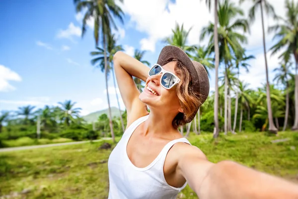 Giovane bella donna hipster facendo selfie in primo piano tropicale — Foto Stock