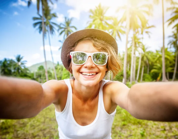 Giovane bella donna hipster facendo selfie in primo piano tropicale — Foto Stock