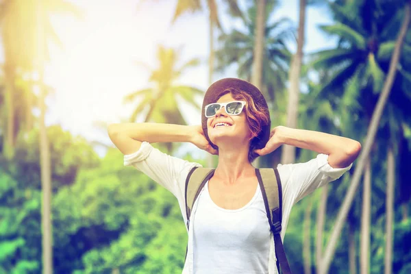 Joven hermosa mujer hipster en tropical, sombrero, gafas de sol, orzuelo —  Fotos de Stock