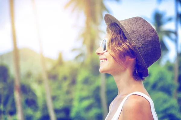 Jovem bela hipster mulher em tropical, chapéu, óculos de sol, sty — Fotografia de Stock