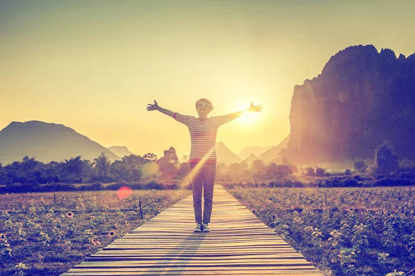 Chica en el fondo de la puesta del sol, las manos en la mano, la libertad, la felicidad, pe —  Fotos de Stock