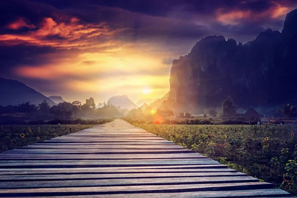 Caminho de madeira num campo ao pôr-do-sol. Paisagem de montanha, Laos , — Fotografia de Stock