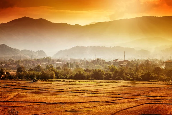美丽的日落，在万荣市老挝山区 — 图库照片