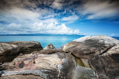 Güzel taşlı deniz kıyısında. Manzara, doğa, tropikal plaj